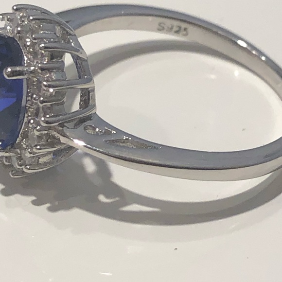 Kate Middleton Natural Brazilian Sapphire Ring - Picture 4 of 5